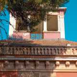 Al di sopra una merlatura marcapiano e una cornice ad archetti corrono lungo tutto il perimetro dello stabile